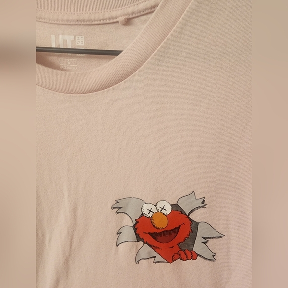 Kaws x Elmo Sesame Street Uniglo Single Stitch Pink Shirt Sz Small - Picture 3 of 9